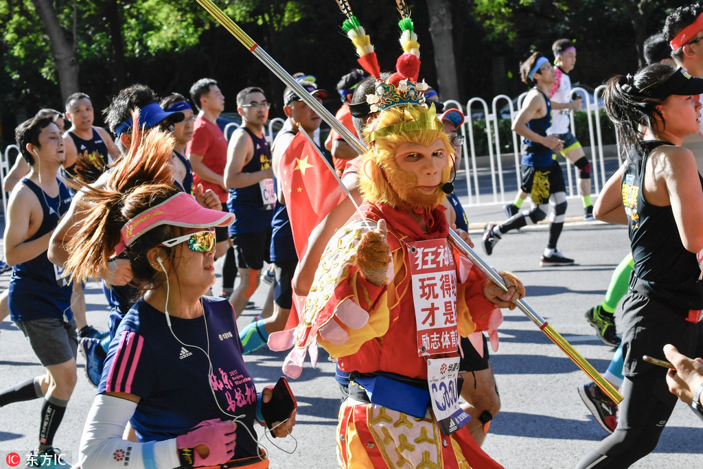 2017北京马拉松“猴哥”“八戒”都来了 看看谁的奇装异服夺眼球？