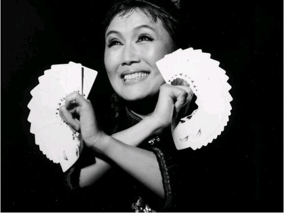 比刘谦早出道20年的魔术皇后陈智玲，坐镇《超凡魔术师》评委