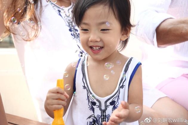刘畊宏小女儿第一天上学开心吐舌 很像姐姐小泡芙