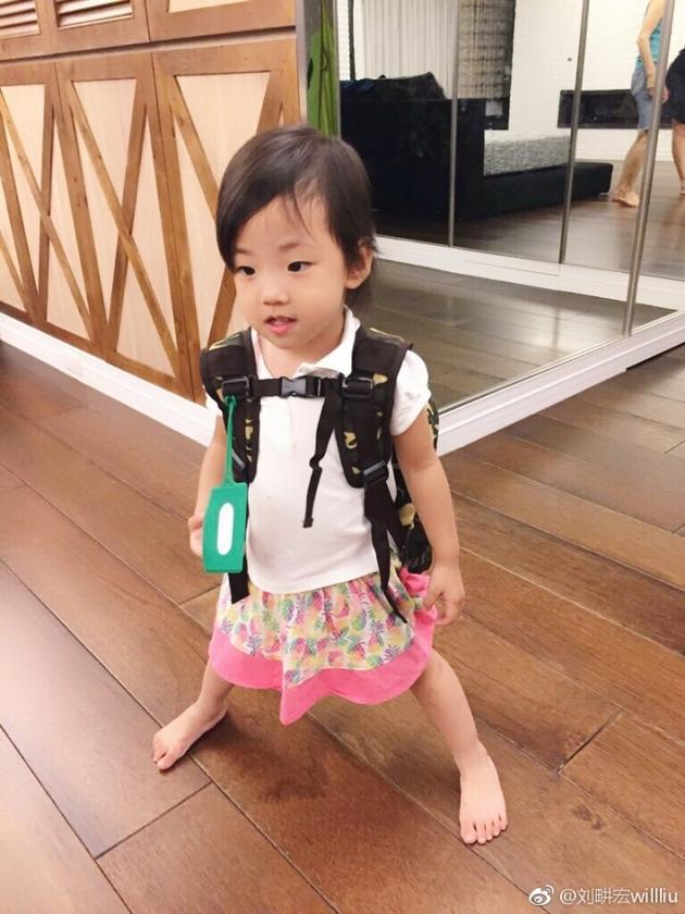 刘畊宏小女儿第一天上学开心吐舌 很像姐姐小泡芙