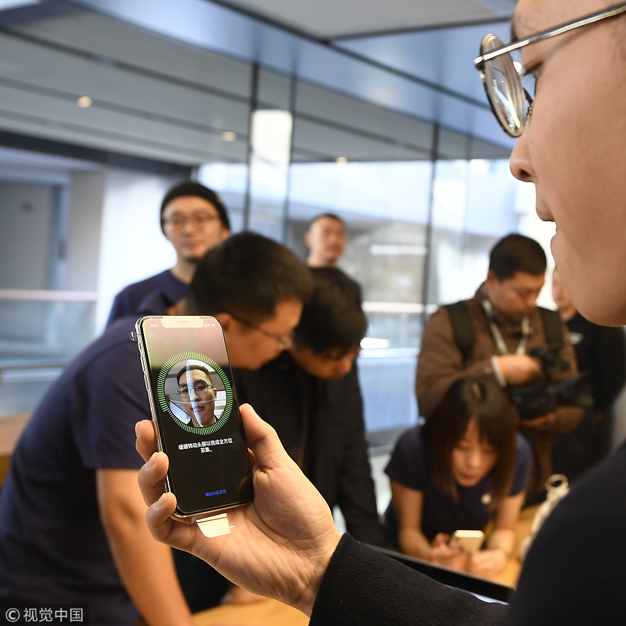 北京：苹果iPhone X手机开售 “果粉”齐聚三里屯