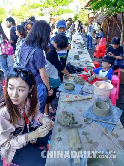 网媒记者体验黎族传统制陶技艺 呼吁“好好传承保护”