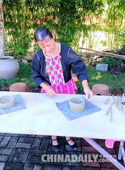 网媒记者体验黎族传统制陶技艺 呼吁“好好传承保护”