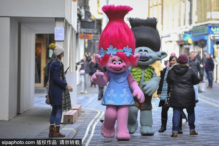 英国举行年度“玩具大游行” 数百卡通人物大闹街头