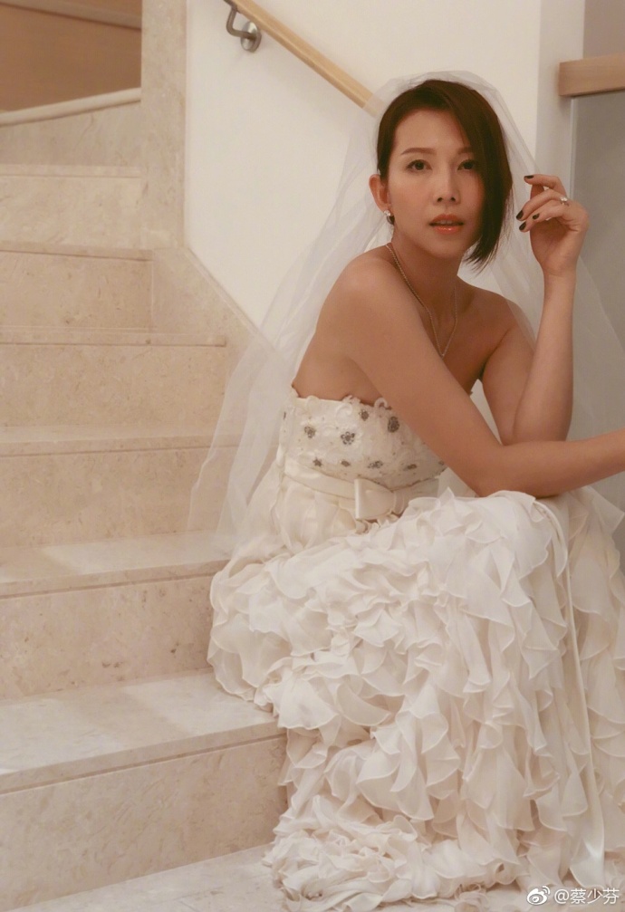 蔡少芬张晋结婚十周年再拍婚纱照 一家人温馨幸福