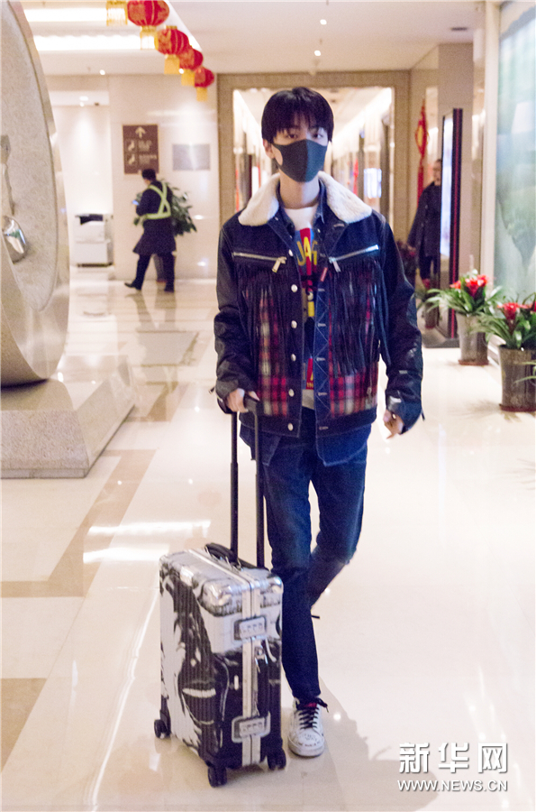 王俊凯现身机场 俊朗少年休闲印花趣味时尚