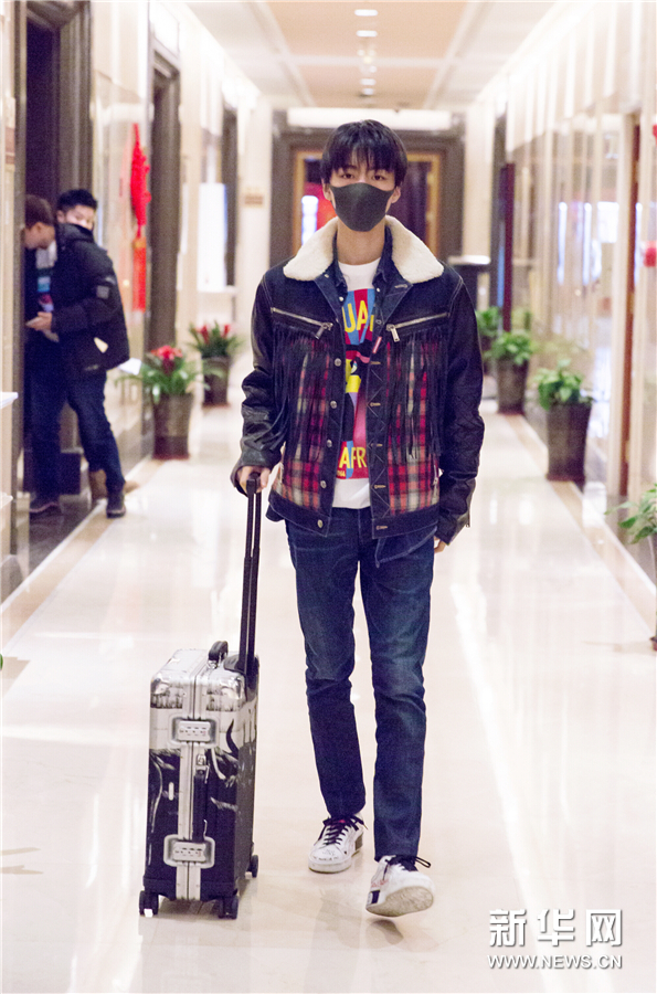 王俊凯现身机场 俊朗少年休闲印花趣味时尚