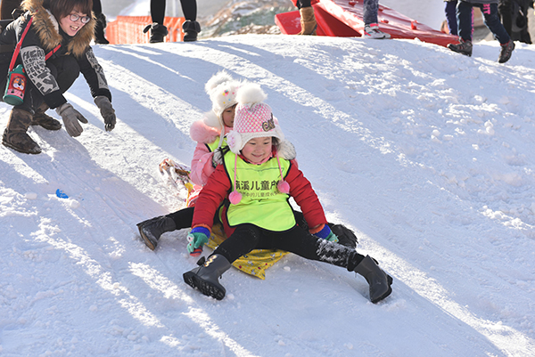 首届国际儿童户外冰雪节在崇礼开幕