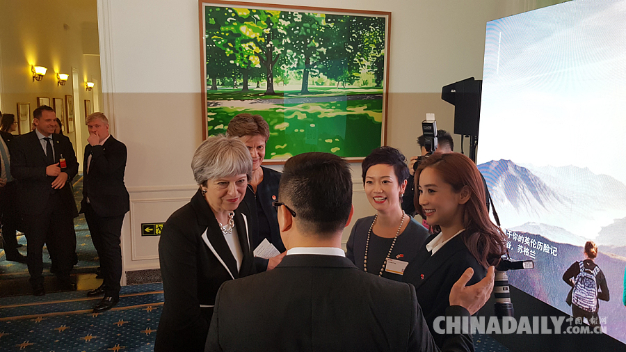 Angelababy任英国旅游局友好大使 获英首相特蕾莎接见