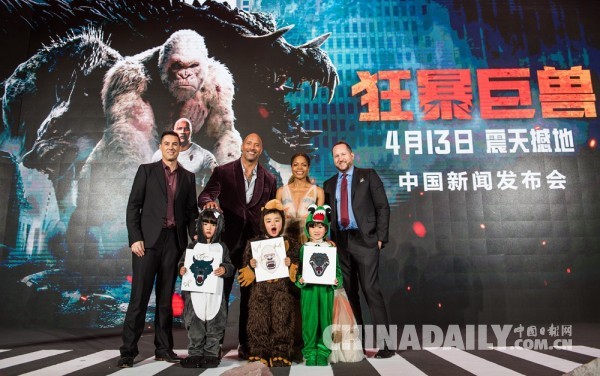 《狂暴巨兽》中国首映强森秀中文 魅力爆棚