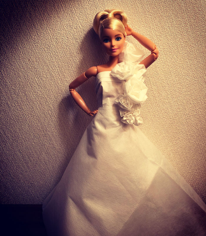 怎么用纸给芭比做婚纱_用纸给芭比娃娃做衣服(2)