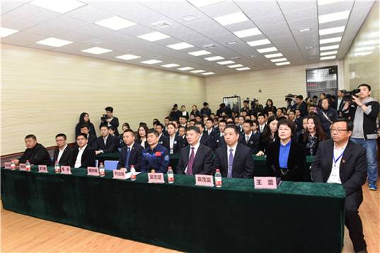 航天启明专项基金向航天员刘伯明母校捐赠价值20万元图书