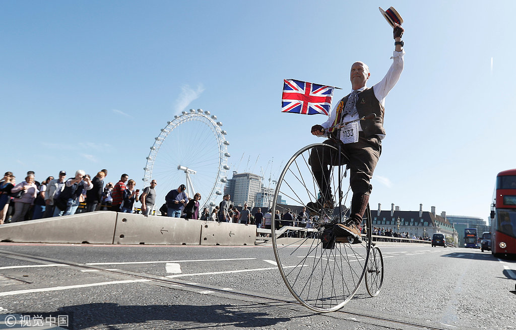 英国举行复古骑行 恍若穿越时空