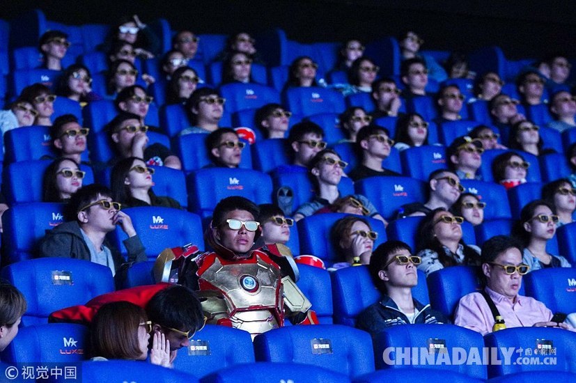 上海“钢丝”穿戴钢铁侠全套盔甲看电影 不舍唐尼为偶像集签名