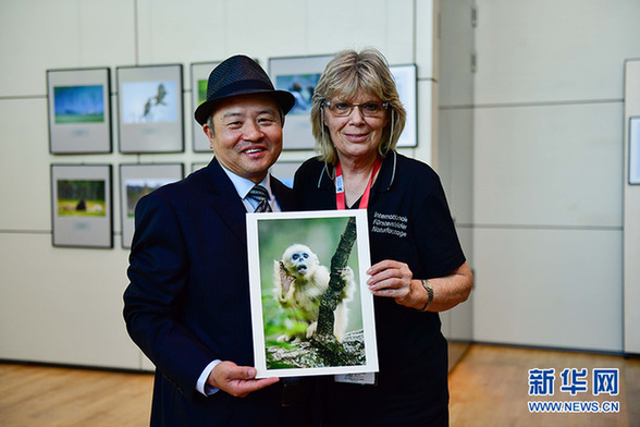 中国摄影师参加第20届德国国际自然摄影奖颁奖典礼