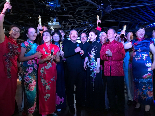 丽星邮轮上的颁奖盛典 中国南海上的视觉盛宴香港第八届全国摄影艺术展览颁奖典礼在香港举行