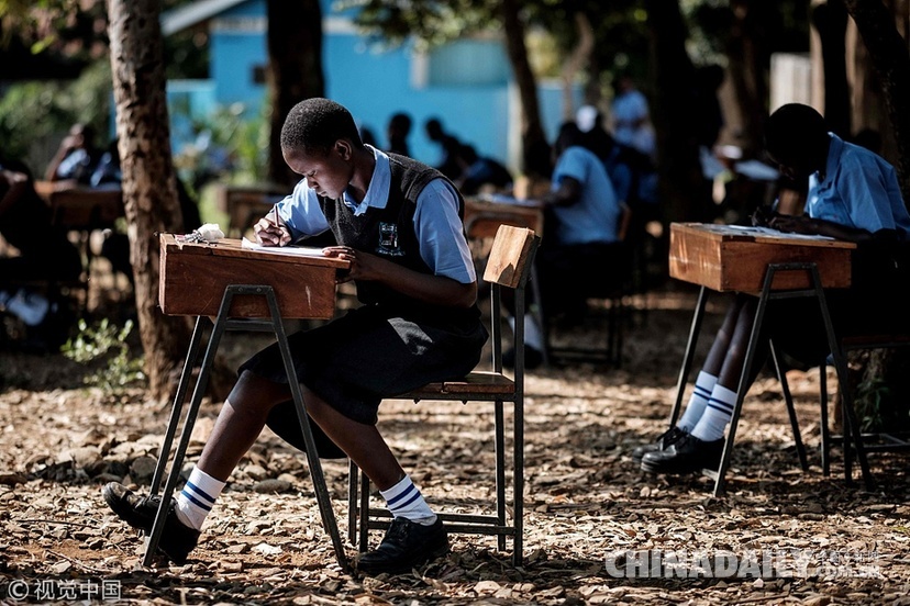 防作弊新招！肯尼亚学生因教室拥挤参加户外考试