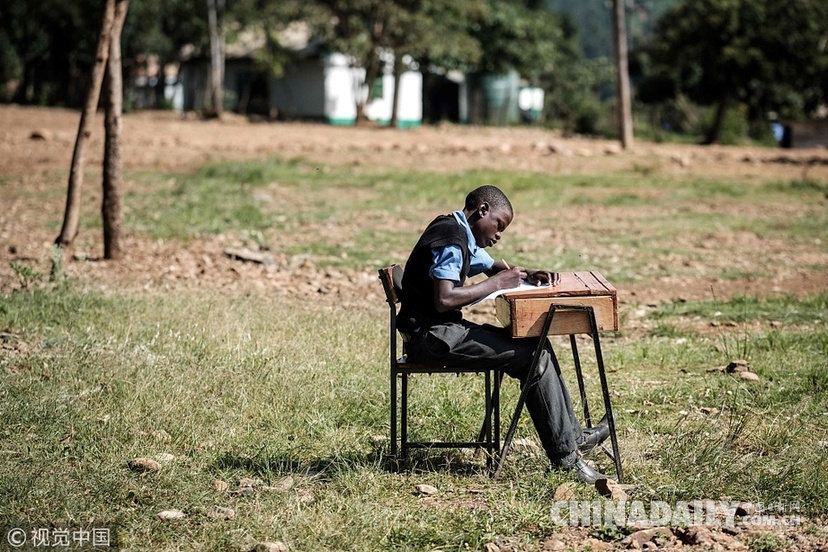 防作弊新招！肯尼亚学生因教室拥挤参加户外考试