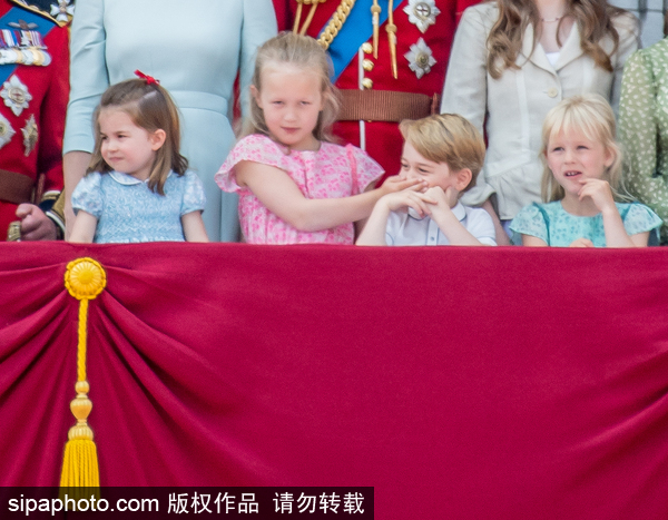英国王室儿童看阅兵萌翻众人 乔治小王子被霸