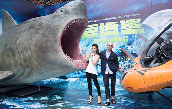 李冰冰拍摄《巨齿鲨》体验极限缺氧 斯坦森自曝“肉搏”鲨鱼
