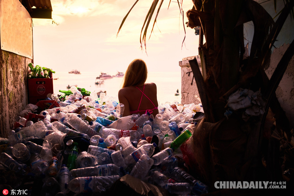 把垃圾穿在身上拍艺术照 她用这种方式呼吁关注海洋环保