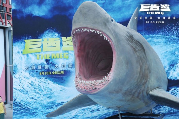 《巨齿鲨》“游”进北京三里屯 史前巨兽破浪来袭引清凉