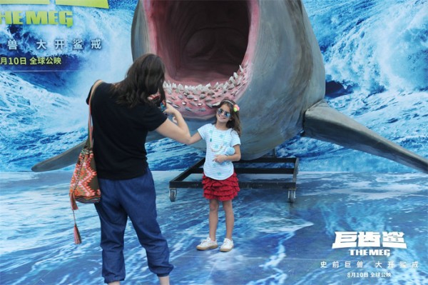 《巨齿鲨》“游”进北京三里屯 史前巨兽破浪来袭引清凉