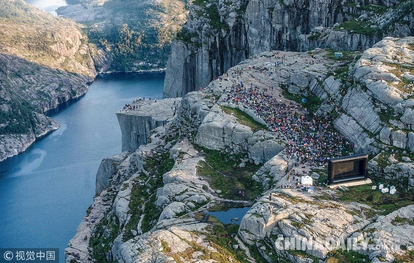 在取景地看电影是什么感受？挪威影迷在600米峭壁上过“碟中谍”瘾