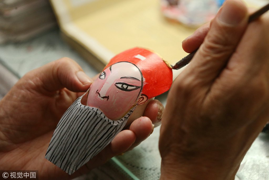鸡蛋壳上画108将脸谱 上海八旬老人10余年创作3000余幅蛋壳画