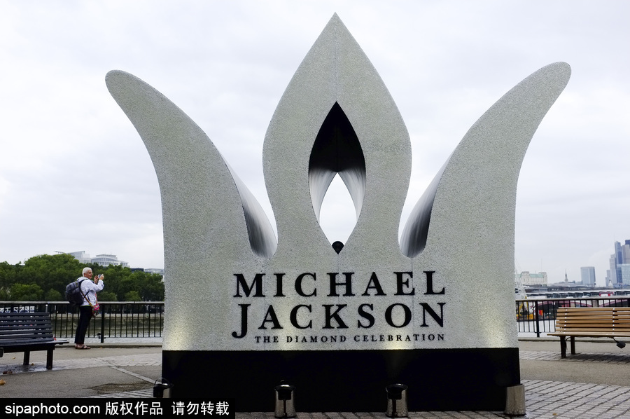 纪念流行音乐天王迈克尔·杰克逊诞辰60周年 英国伦敦街头安置巨型王冠雕塑