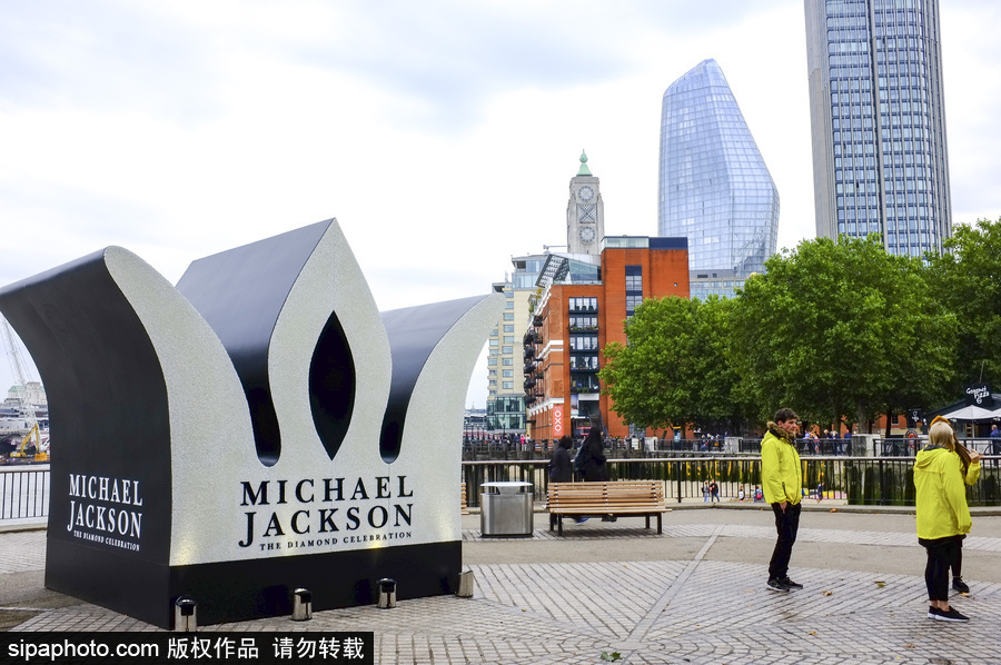 纪念流行音乐天王迈克尔·杰克逊诞辰60周年 英国伦敦街头安置巨型王冠雕塑