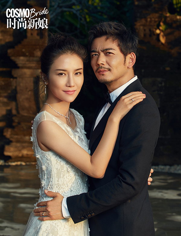 杨烁携妻子登杂志封面 婚礼将近展现幸福笑容