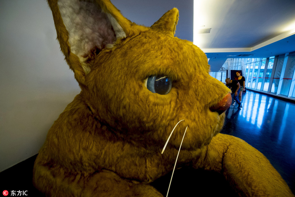 巴西美术馆现3米长“喵星人” 还可模拟猫咪卖萌音