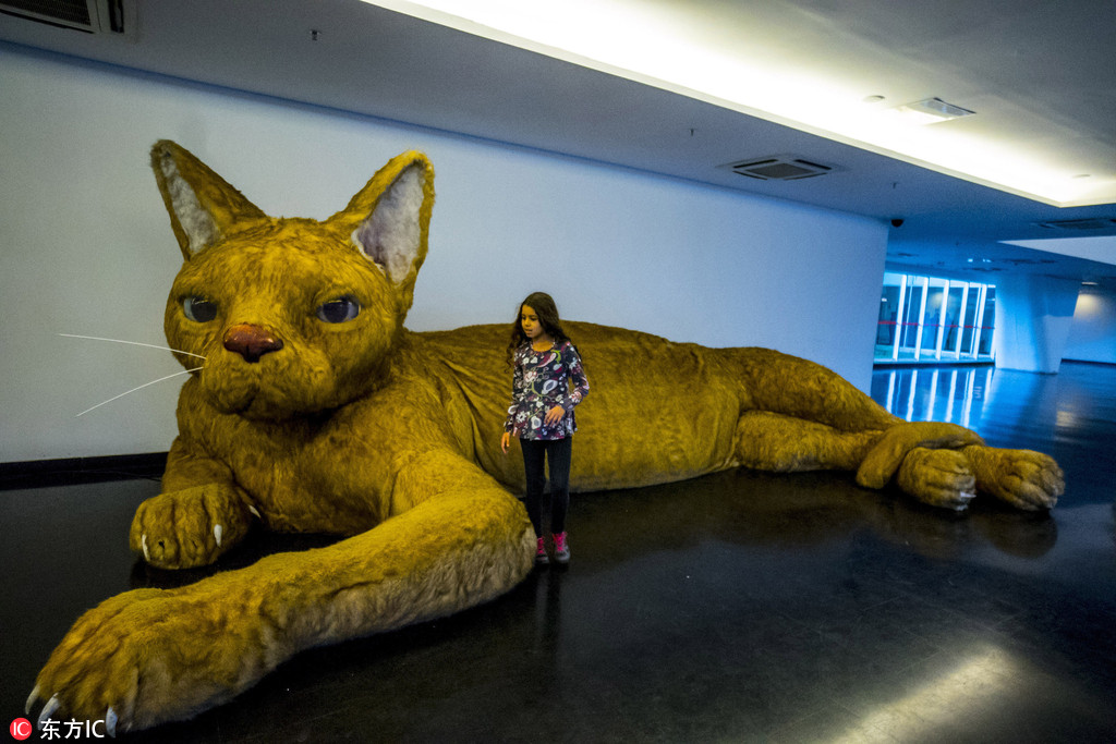 巴西美术馆现3米长“喵星人” 还可模拟猫咪卖萌音