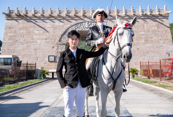 熊梓淇二度受邀参加中国马术巡回赛 演绎骑士