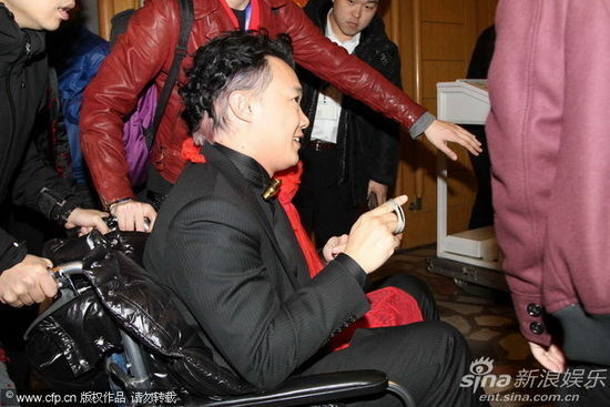 陈奕迅坐轮椅参演2012春晚