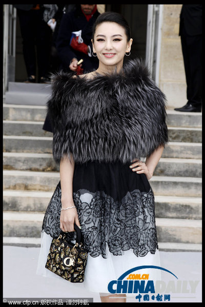 女星扎堆看秀 李小璐爆乳抢镜 angelababy彰显