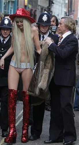 英国<em>女星</em>街头<em>裸体</em>拍新片 重现戈黛娃夫人 - 时