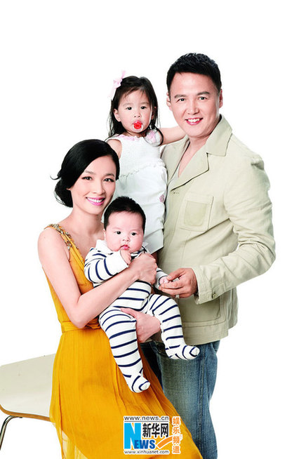 张庭全家福登封面 儿子胖嘟嘟女儿卖萌