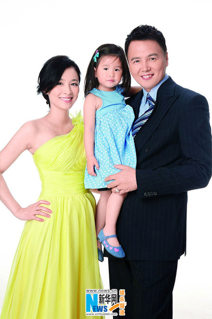张庭全家福登封面 儿子胖嘟嘟女儿卖萌