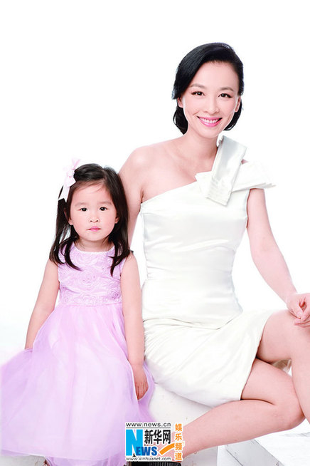 张庭全家福登封面 儿子胖嘟嘟女儿卖萌