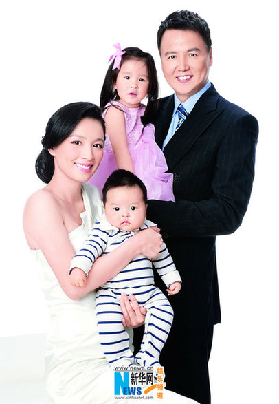 张庭全家福登封面 儿子胖嘟嘟女儿卖萌