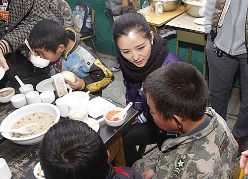 何洁、果味VC初冬送暖到河北与贫困儿童互动