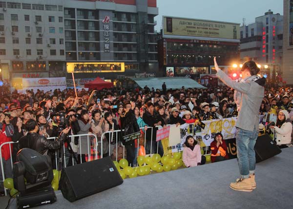 张智成刘心助阵MusicRadio我要上学西安路演