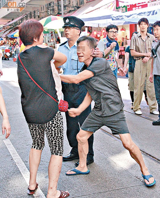 日星香港拍戏被围攻 商贩高呼“滚出中国”