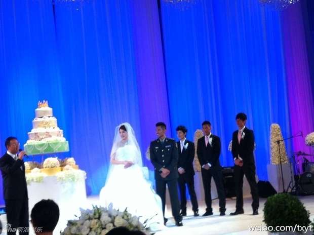 林丹谢杏芳婚礼现场拥吻 郎才女貌羡煞旁人