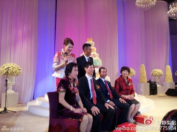林丹谢杏芳婚礼现场拥吻 郎才女貌羡煞旁人