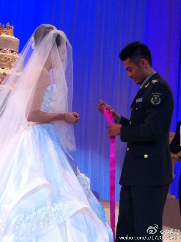 林丹谢杏芳婚礼现场拥吻 郎才女貌羡煞旁人