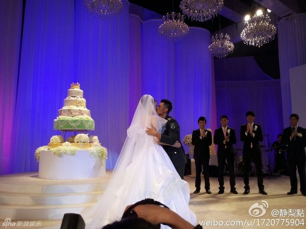 林丹谢杏芳婚礼现场拥吻 郎才女貌羡煞旁人