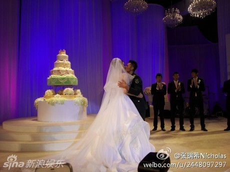 林丹谢杏芳婚礼现场拥吻 郎才女貌羡煞旁人